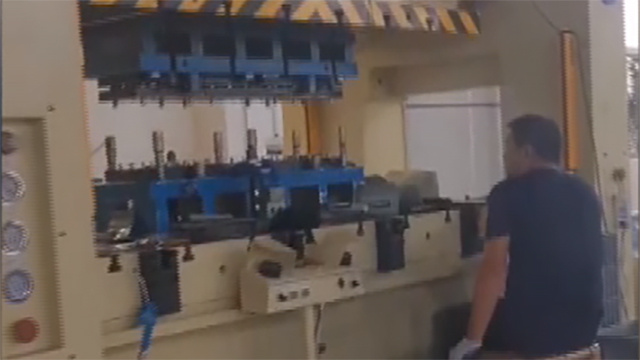 Штамповочный пресс серии АРА производительностью 300 тонн для изготовления направляющих колец